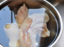 1、 莲藕蹄花汤,猪蹄治净，一剖为二（可以请商家代劳），提前用清水浸泡3、4小时，中间多此换水