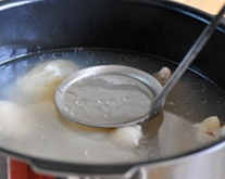 5、 莲藕蹄花汤,另起锅（砂锅、铸铁锅最好，高压锅也使得），放入猪蹄和料包，加入足量清水（砂锅或铁锅多加水，大火煮开后转小火慢炖至熟烂；高压锅加水没过猪蹄约1、2厘米，大火上汽后转小火压制30分钟，自然排气），炖至熟烂；炖煮过程中不断打去浮沫和浮油