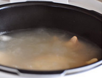 6、 莲藕蹄花汤,撇净浮沫浮油后，再次大火煮开