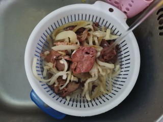 2、羊杂汤,买回来的羊杂再洗干净，切薄片