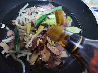 3、羊杂汤,冷水下锅，加入葱姜，料酒去腥，煮出血末