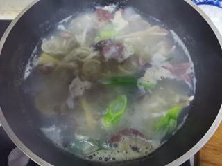 4、羊杂汤,煮出血末后捞出投凉，洗干净