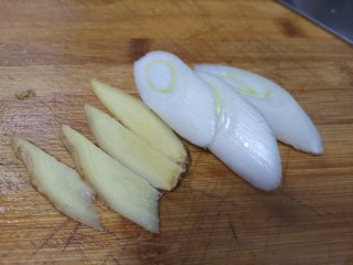 5、羊杂汤,大葱切片，姜切片