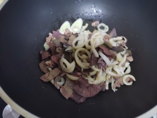 10、羊杂汤,下入羊杂翻炒片刻