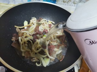 11、羊杂汤,加入一壶开水盖上盖子中火炖20分钟