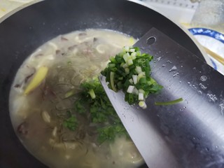 17、羊杂汤,下入葱花搅拌均匀即可关火