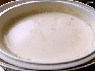 12、养颜玫瑰花胶牛奶冻,炖到浓稠就可以捞出玫瑰花姜片不要