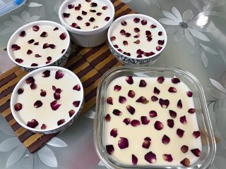 15、养颜玫瑰花胶牛奶冻,撒在表面上,等凉透后放入冰箱冷藏几个小时