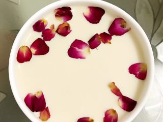 16、养颜玫瑰花胶牛奶冻,冷藏凝固^_^