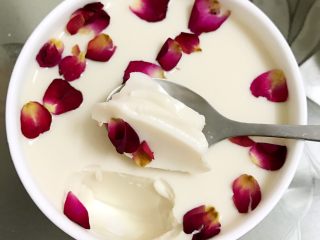 17、养颜玫瑰花胶牛奶冻,口感q弹的,一点儿腥味都没有只有淡淡的花香