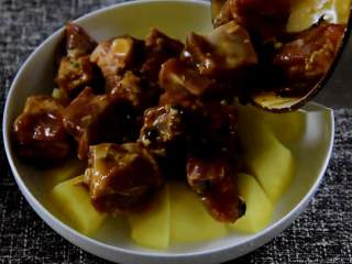 2、百吃不厌的鼓椒蒸排骨,学会了招呼客人不再愁,土豆切小块，平铺碗底，倒入腌制好的排骨，放锅中，中火蒸30分钟。