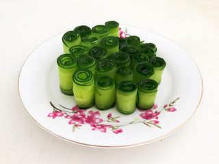 8、捞汁北极贝,再把黄瓜片卷起来，黄瓜卷做好了