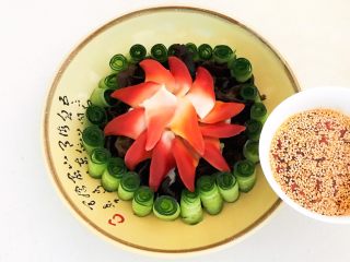 26、捞汁北极贝,在盘子加入调好的捞汁