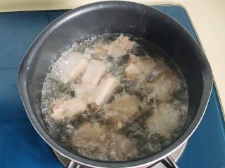 5、松茸花菇枸杞排骨汤,水开后再煮一会，直到出现泡沫状的漂浮物关火