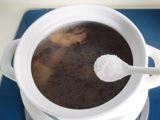 12、松茸花菇枸杞排骨汤,放适量盐，不确定放多少就尝下味道