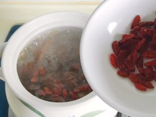 13、松茸花菇枸杞排骨汤,放进适量枸杞，再小火慢炖10分钟，热气腾腾拍出来照片有点不清楚
