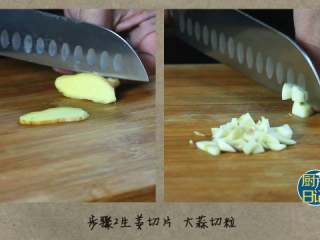 2、蛤香海鲜面,生姜切片,大蒜切粒