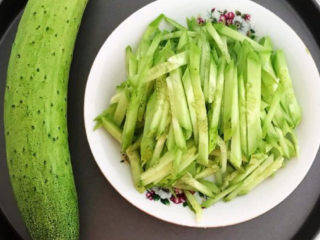 2、老北京炸酱面,黄瓜切成丝