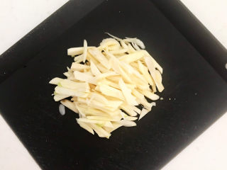 3、老北京炸酱面,大蒜切成丝