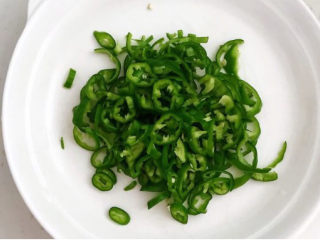 5、老北京炸酱面,尖椒去蒂去籽，切成丝