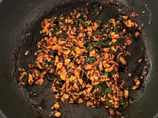 9、老北京炸酱面,翻炒均匀即可