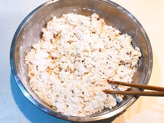 11、老北京炸酱面,面粉里面加入2克精盐，加入温水，边倒边搅拌