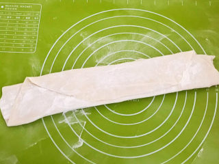 14、老北京炸酱面,把面皮折叠起来