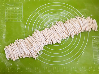 15、老北京炸酱面,切成丝