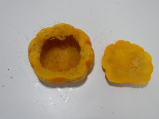 7、低卡轻食健康减肥—藜麦南瓜沙拉,撒上海盐和黑胡椒。