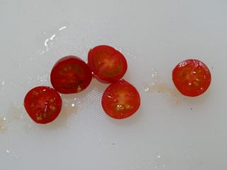 21、低卡轻食健康减肥—藜麦南瓜沙拉,在切几个小番茄