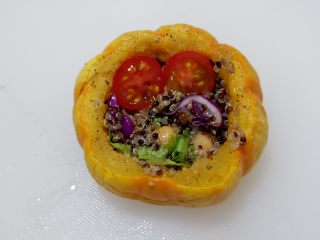 22、低卡轻食健康减肥—藜麦南瓜沙拉,放上去装饰。