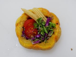 23、低卡轻食健康减肥—藜麦南瓜沙拉,我又加了几根玉米笋。