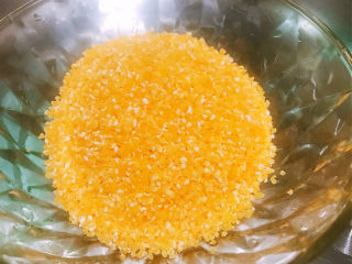 2、玉米渣粥,放入碗中