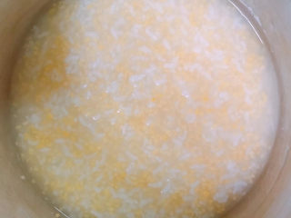 6、玉米渣粥,转小火煮20分钟