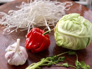 1、蒜香手撕包菜粉条,先把食材备好。