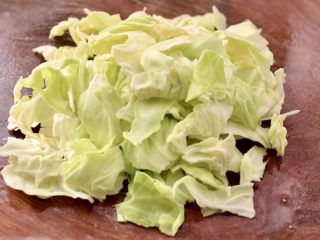 3、蒜香手撕包菜粉条,包菜洗净后，用手撕成大片。