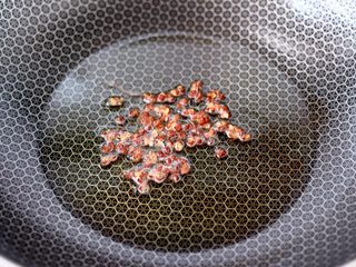 5、蒜香手撕包菜粉条,锅烧热后倒入花生油，小火慢慢炸香花椒。