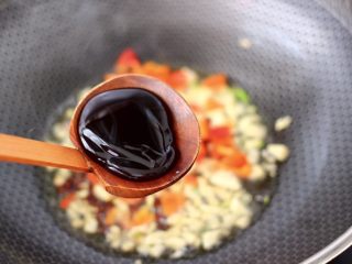 7、蒜香手撕包菜粉条,加入蚝油和生抽调味调色。