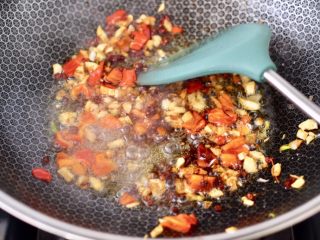 8、蒜香手撕包菜粉条,大火继续翻炒均匀片刻。