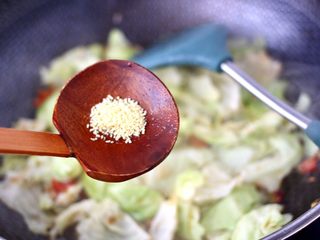 11、蒜香手撕包菜粉条,再加入鸡精增加口感。