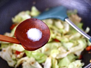 10、蒜香手撕包菜粉条,加入盐调味。