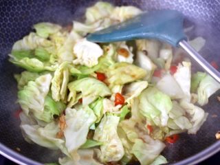 12、蒜香手撕包菜粉条,大火继续快速翻炒片刻。