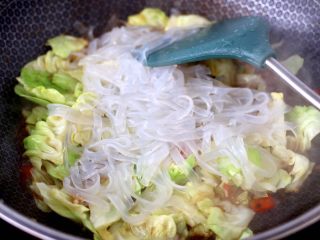 13、蒜香手撕包菜粉条,看见包菜断生变软的时候，加入粉条。