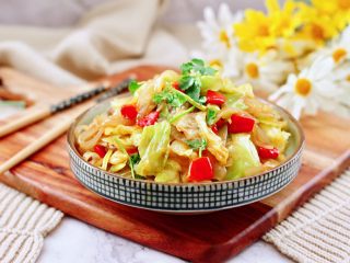 15、蒜香手撕包菜粉条,好吃又下饭的蒜香手撕包菜就出锅咯，搭配米饭是极好的哟，每次一盘不够吃哟。