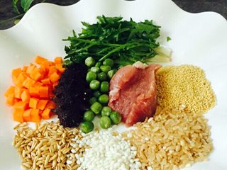 1、海参肉丁杂粮杂蔬羹#王氏私房菜#,所有材料备齐……