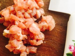 2、海参肉丁杂粮杂蔬羹#王氏私房菜#,把肉洗净后切成小丁
