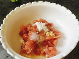 3、海参肉丁杂粮杂蔬羹#王氏私房菜#,加适量盐、料酒、鸡精、淀粉、味极鲜调味