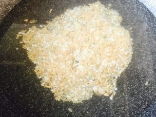 5、海参肉丁杂粮杂蔬羹#王氏私房菜#,所有杂粮洗净后放入锅中、倒入适量的清水、大火烧开