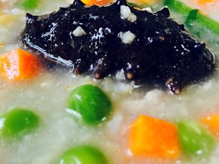 6、海参肉丁杂粮杂蔬羹#王氏私房菜#,开锅后、用勺子撇去浮末、小火继续焖30分钟后加入腌制好的肉丁和胡萝卜继续小火10分钟、再加入豌豆、海参继续焖5分钟后加入苦菊、关火、调味即可……