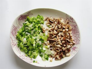 2、香菇蚕豆酱,葱蒜切碎，香菇切成丁
